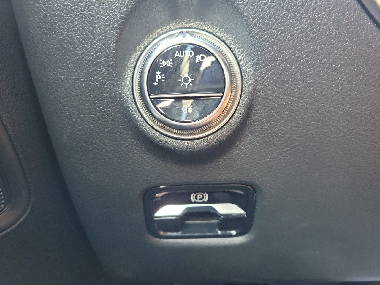 Used 2025 Mercedes-Benz C 300 Sedan image 31