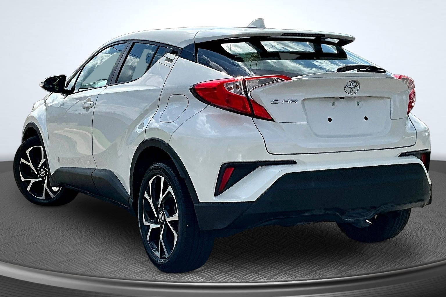 Used 2019 Toyota C-HR XLE FWD image 3