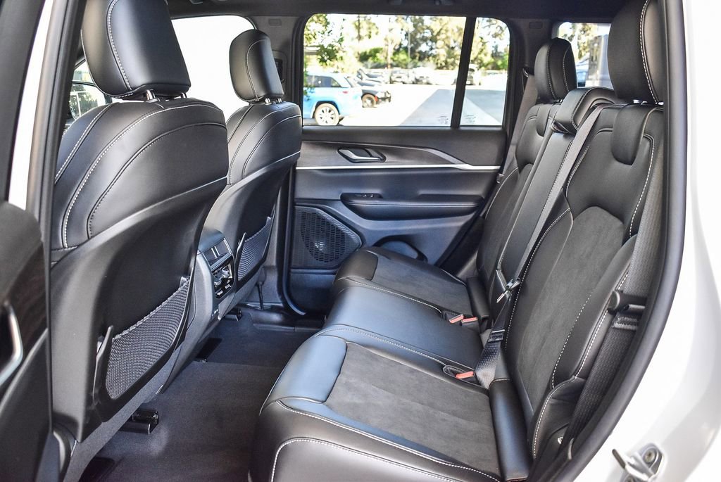 New 2026 Jeep Grand Cherokee Altitude image 19