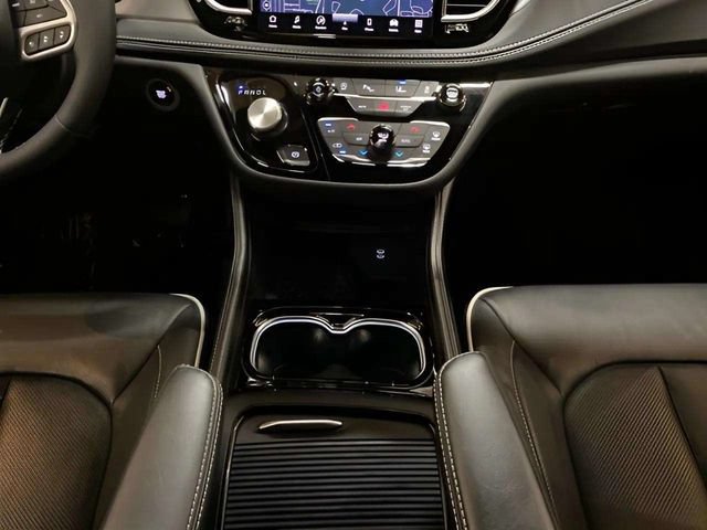 Used 2026 Chrysler Pacifica Limited FWD image 15