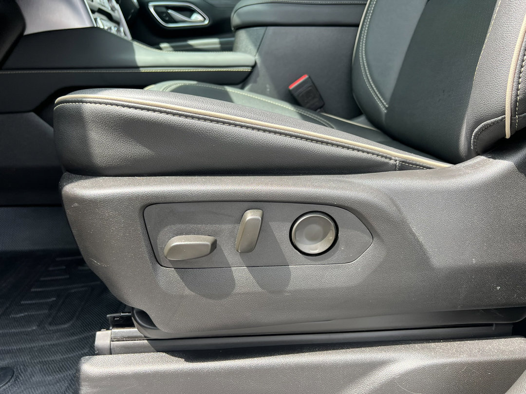 Used 2024 GMC Yukon SLT w/ SLT Luxury Package image 18