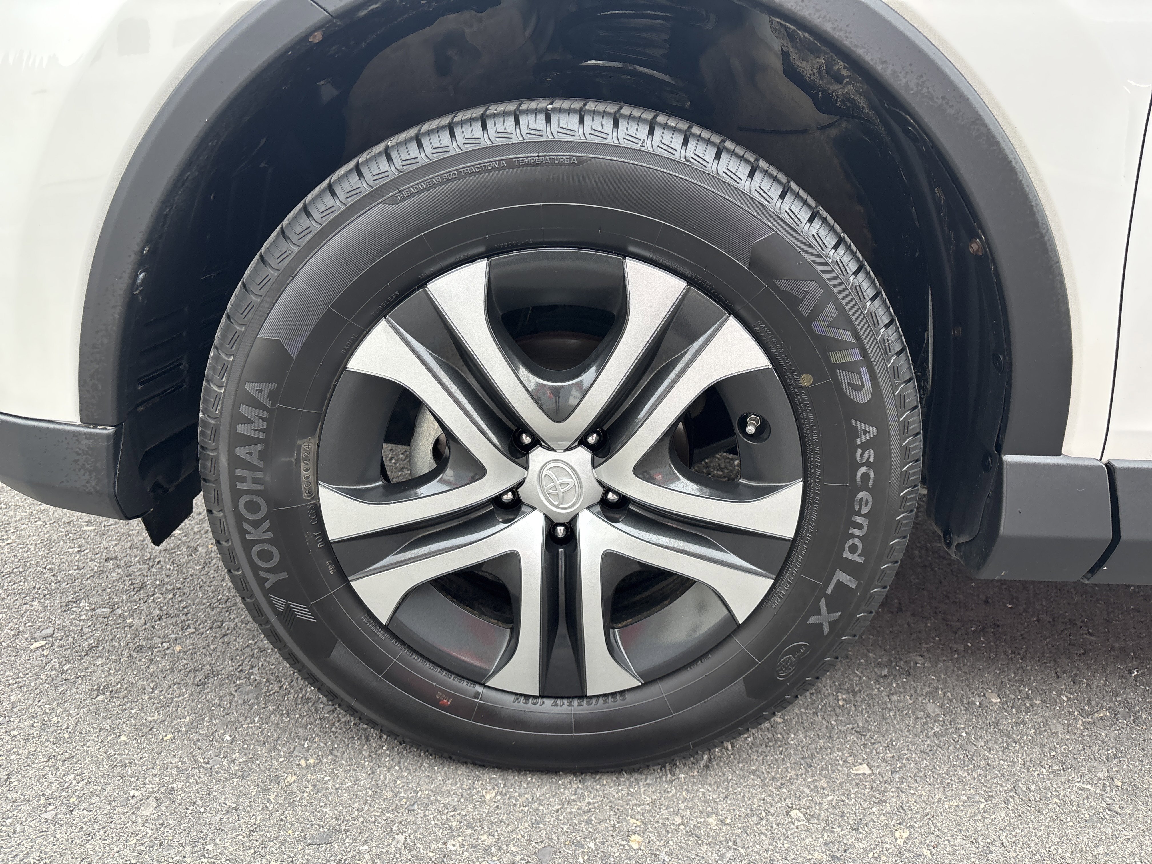 Used 2016 Toyota RAV4 LE image 11