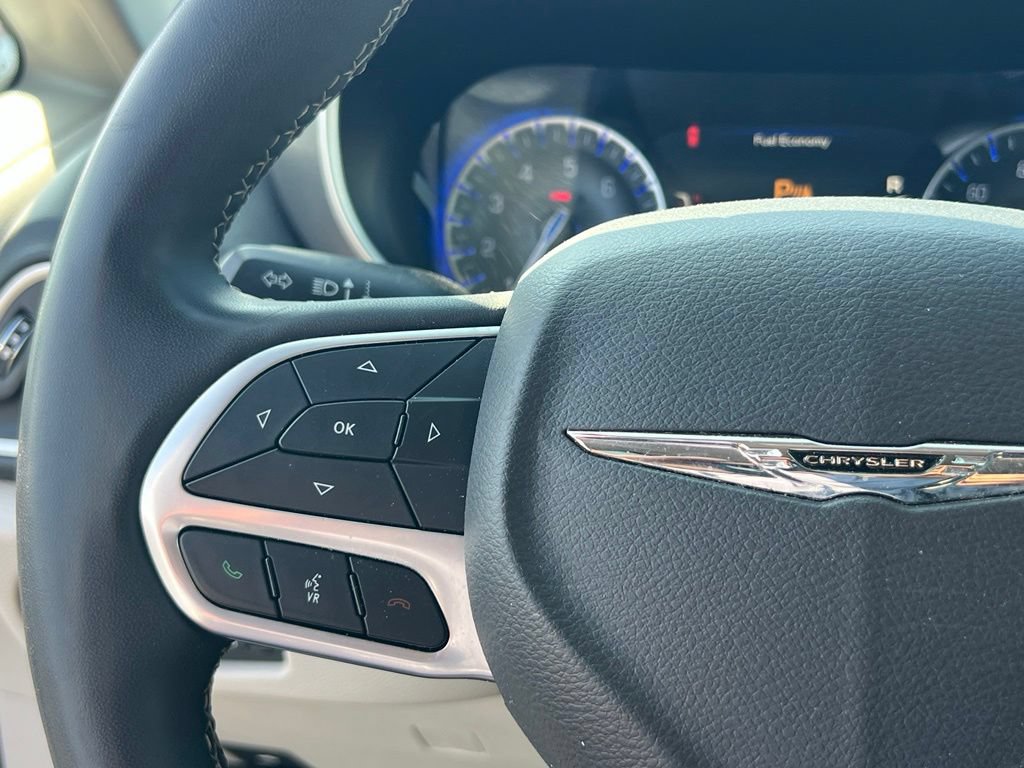 Used 2023 Chrysler Pacifica Touring-L FWD image 21