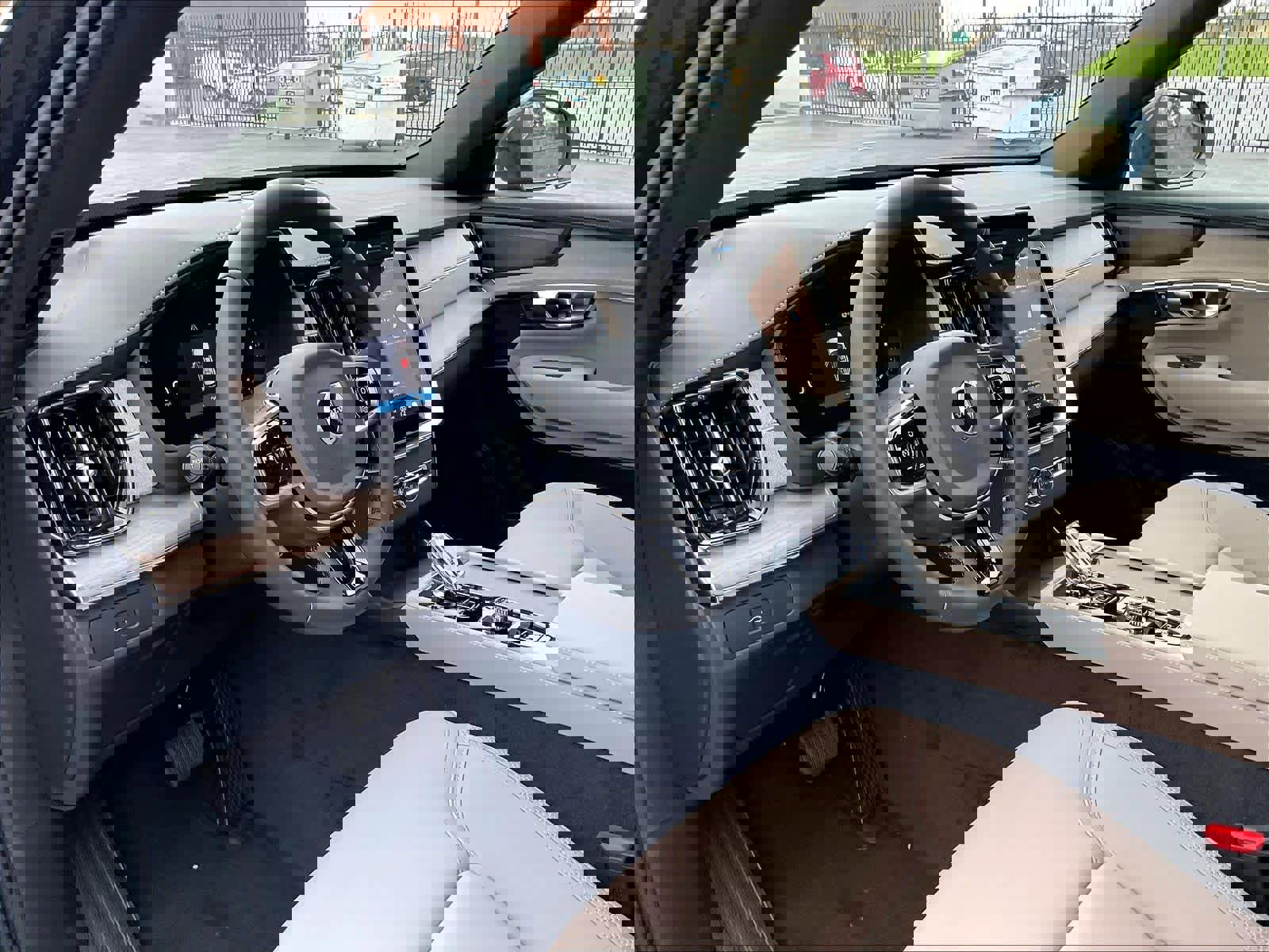 New 2026 Volvo XC90 B6 Plus w/ Protection Package Premier image 8