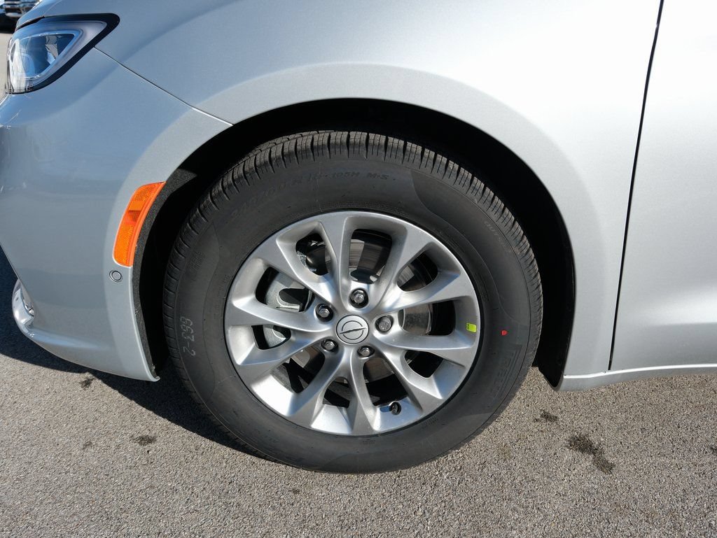 New 2026 Chrysler Pacifica Limited w/ Uconnect Theater Family Group FWD image 14