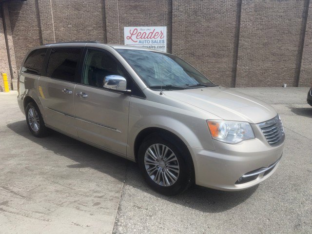 Used 2014 Chrysler Town & Country Touring-L w/ Driver Convenience Group FWD image 7