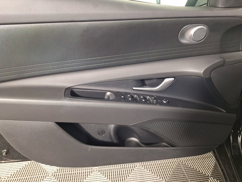 Used 2026 Hyundai Elantra SE FWD image 31