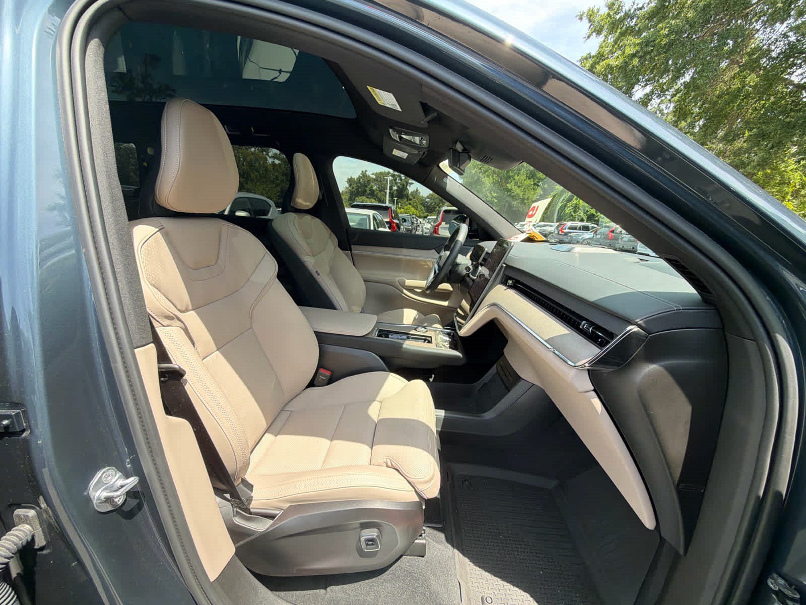 Used 2025 Volvo EX90 Ultra AWD/4WD image 17