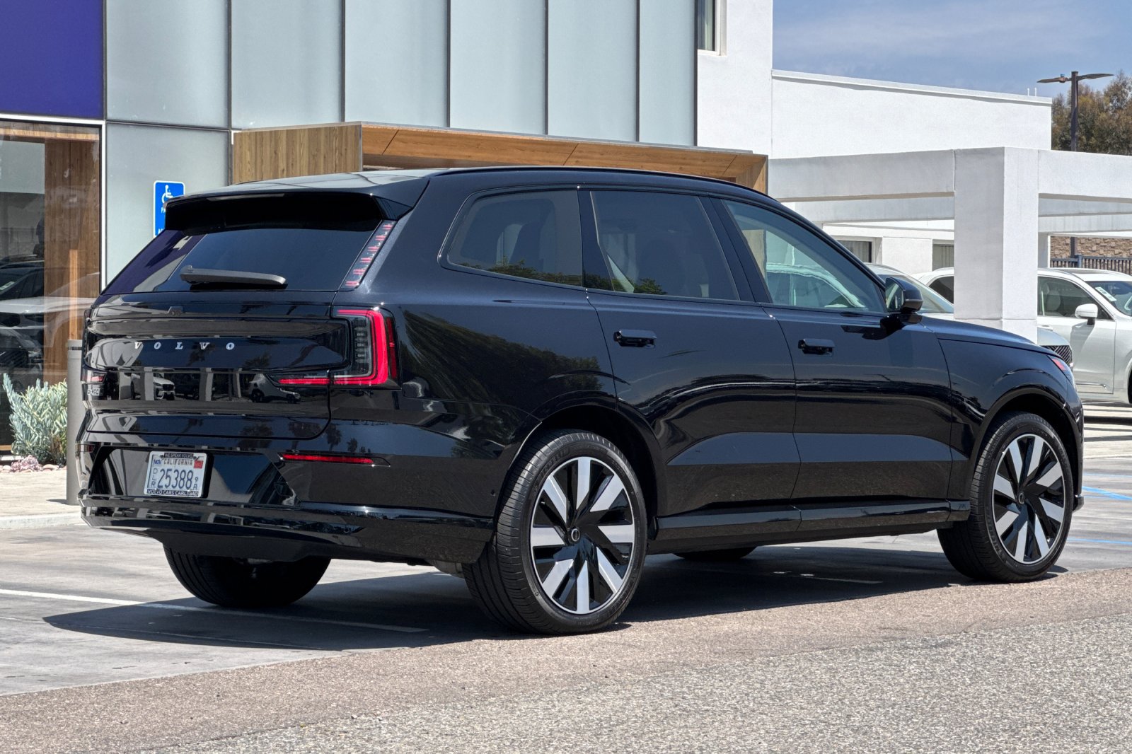 Certified 2025 Volvo EX90 Ultra AWD/4WD image 4