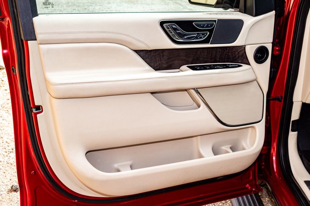 Used 2020 Lincoln Navigator Reserve image 28