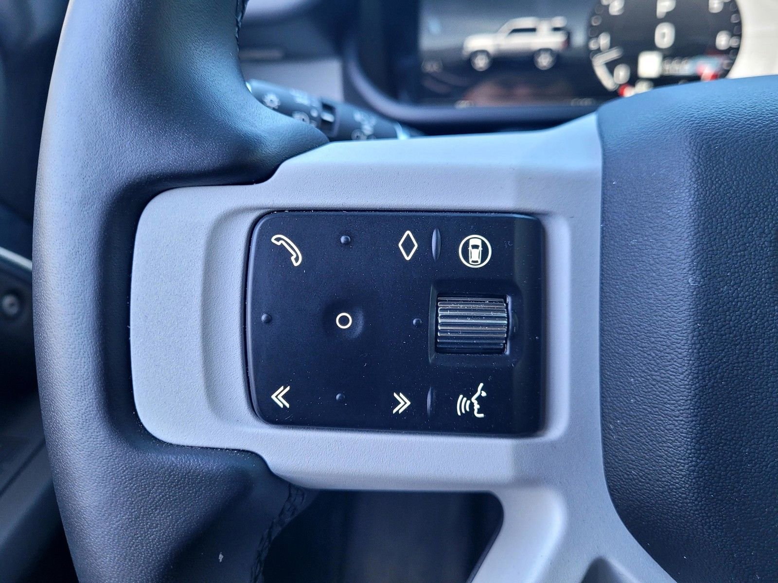 Used 2025 Land Rover Defender 90 X-Dynamic SE AWD/4WD image 23