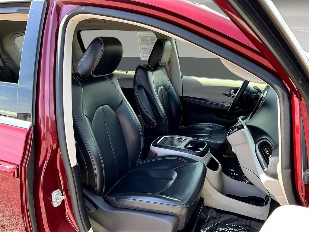 Used 2023 Chrysler Pacifica Touring-L FWD image 29