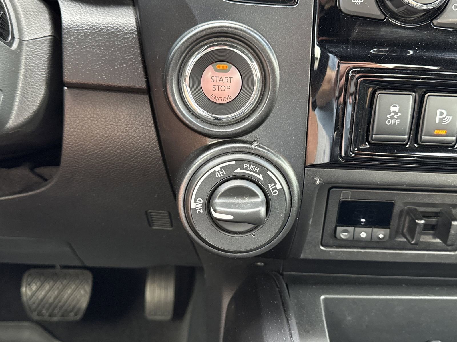 Used 2024 Nissan Titan PRO-4X AWD/4WD image 23