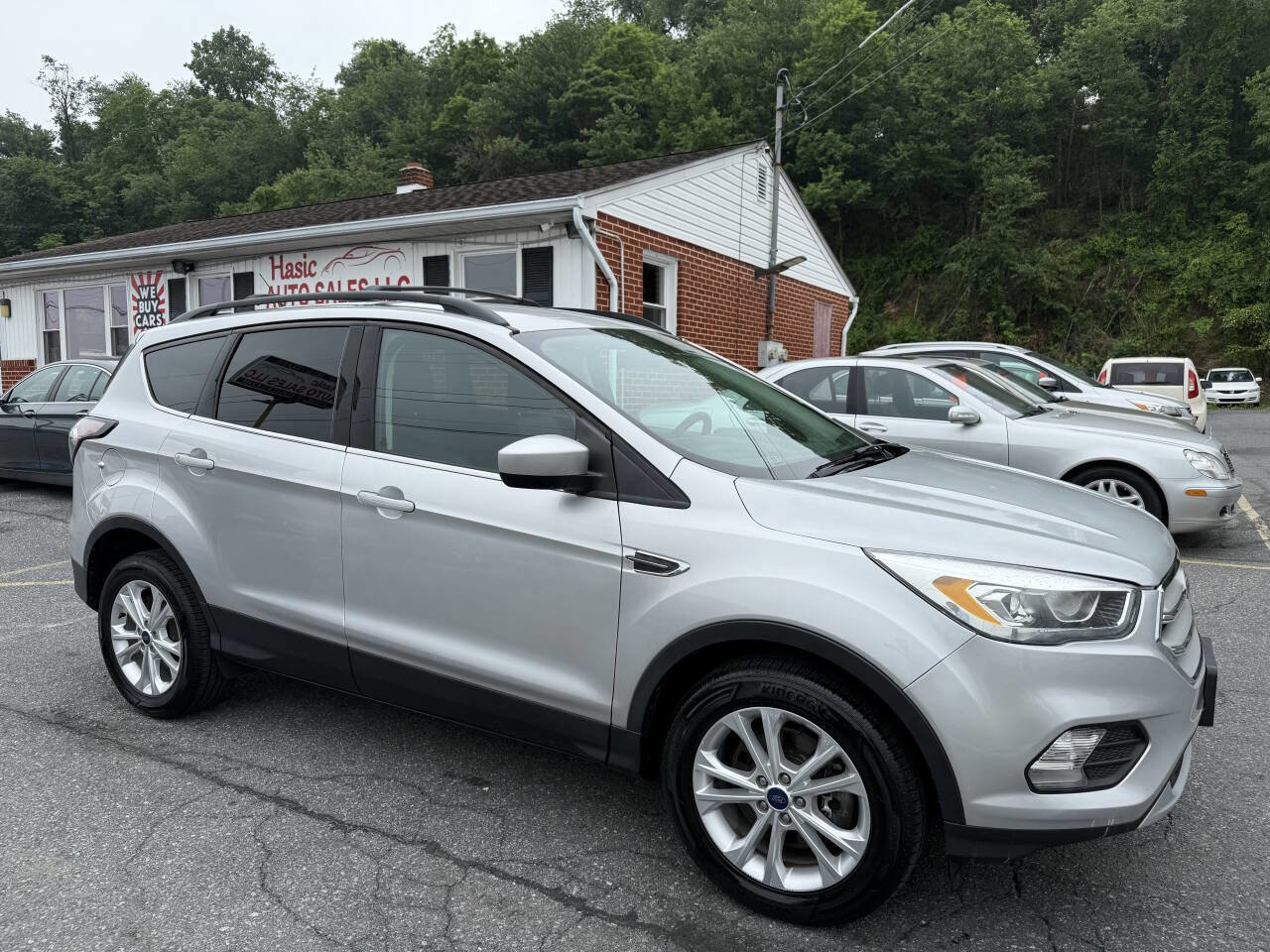Used 2017 Ford Escape SE w/ Equipment Group 201A image 2