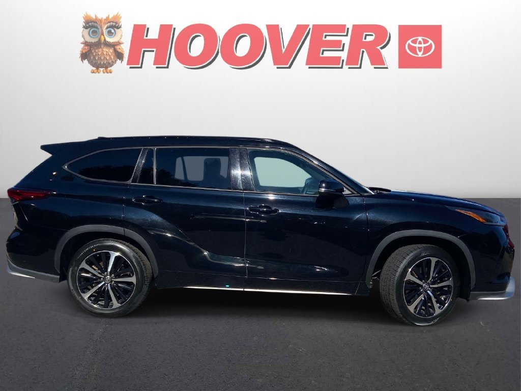 Used 2022 Toyota Highlander XSE FWD image 2