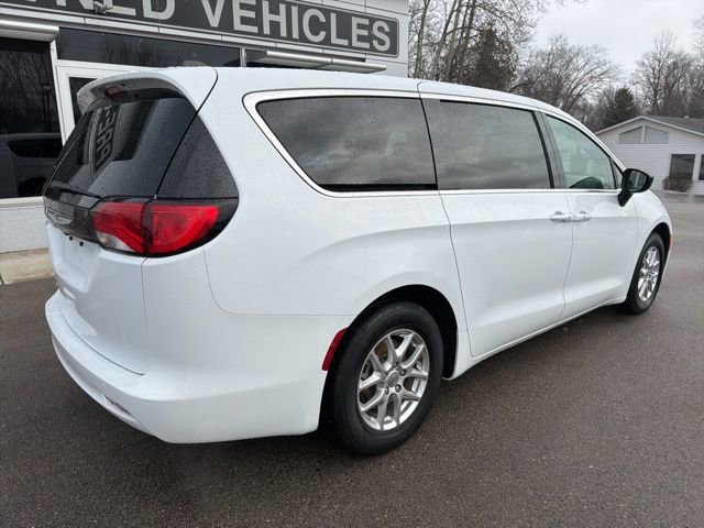 Used 2024 Chrysler Voyager LX image 3