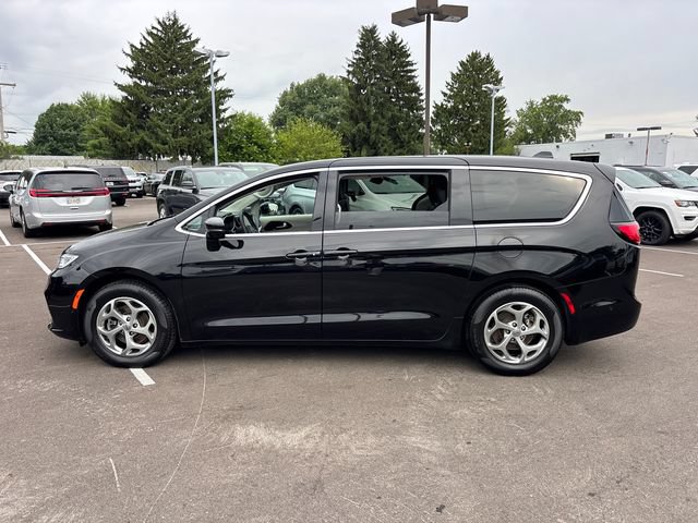 Used 2024 Chrysler Pacifica Limited w/ Trailer Tow Group FWD image 3