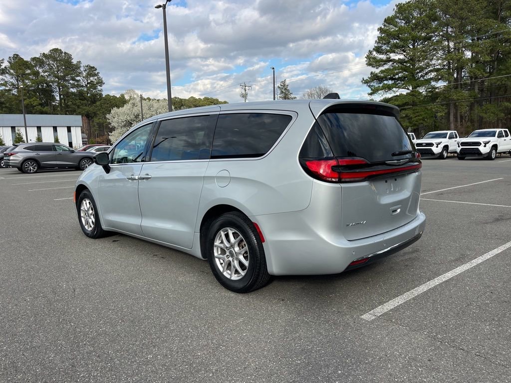 Used 2024 Chrysler Pacifica Touring-L image 7