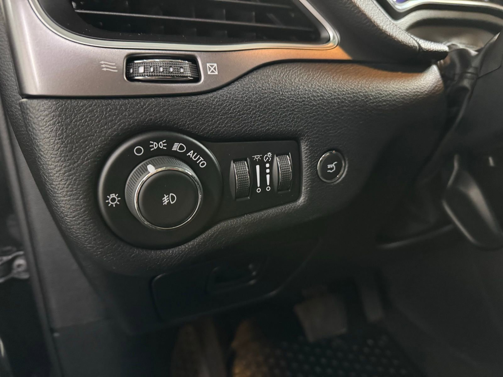 Used 2019 Jeep Cherokee Latitude Plus w/ Comfort/Convenience Group image 23