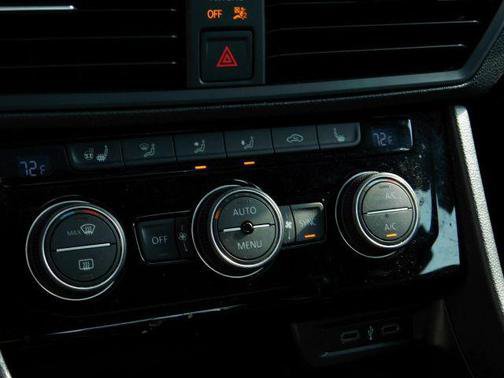 Used 2020 Volkswagen Jetta SE w/ SE Cold Weather Package FWD image 16