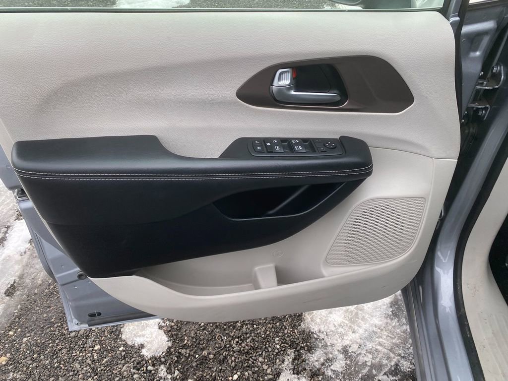 Used 2020 Chrysler Voyager LX image 11