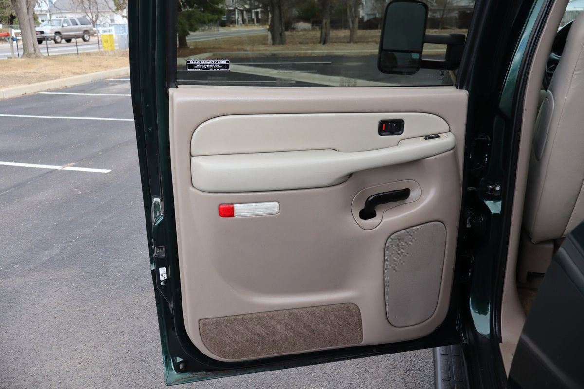 Used 2002 Chevrolet Suburban 2500 LT image 26