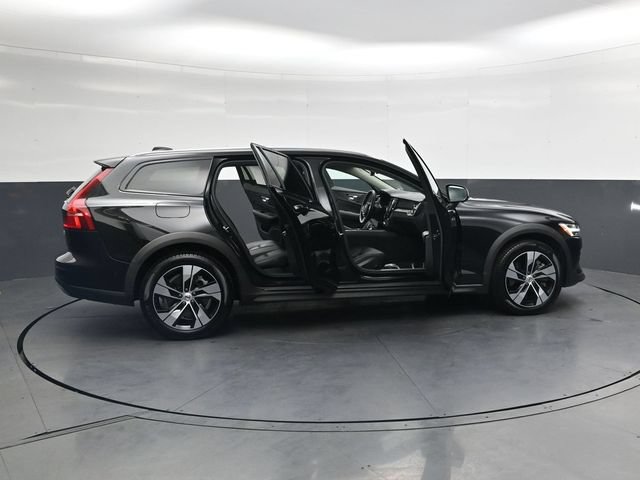 Used 2025 Volvo V60 B5 Cross Country Plus AWD/4WD image 41