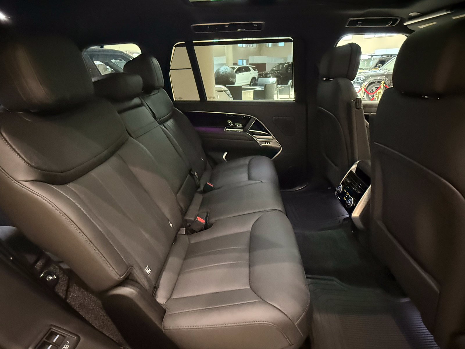 New 2025 Land Rover Range Rover Long Wheelbase SE AWD/4WD image 16