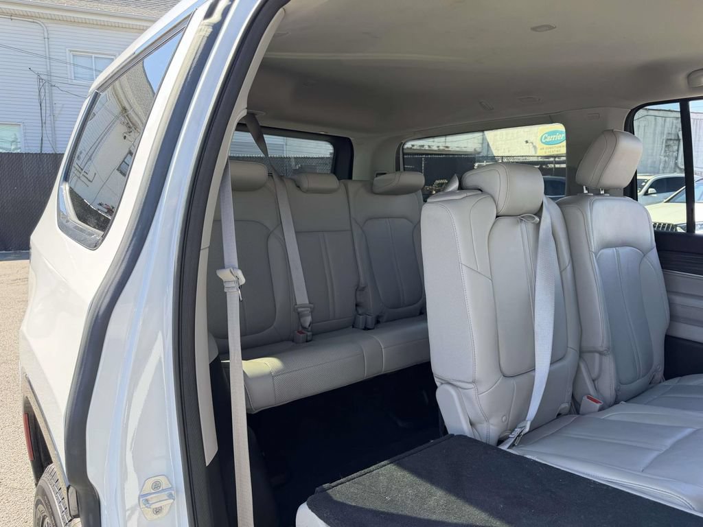 Used 2024 Jeep Wagoneer Series II w/ Flexible Seating Group AWD/4WD image 16