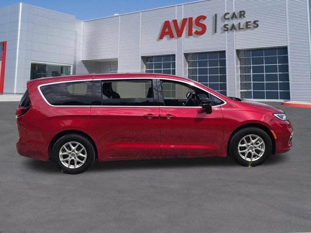 Used 2025 Chrysler Pacifica Select FWD image 5