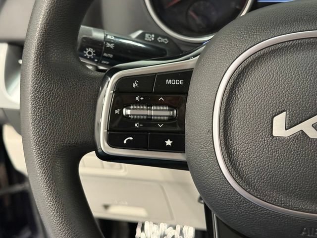 Used 2023 Kia Carnival LX FWD image 14
