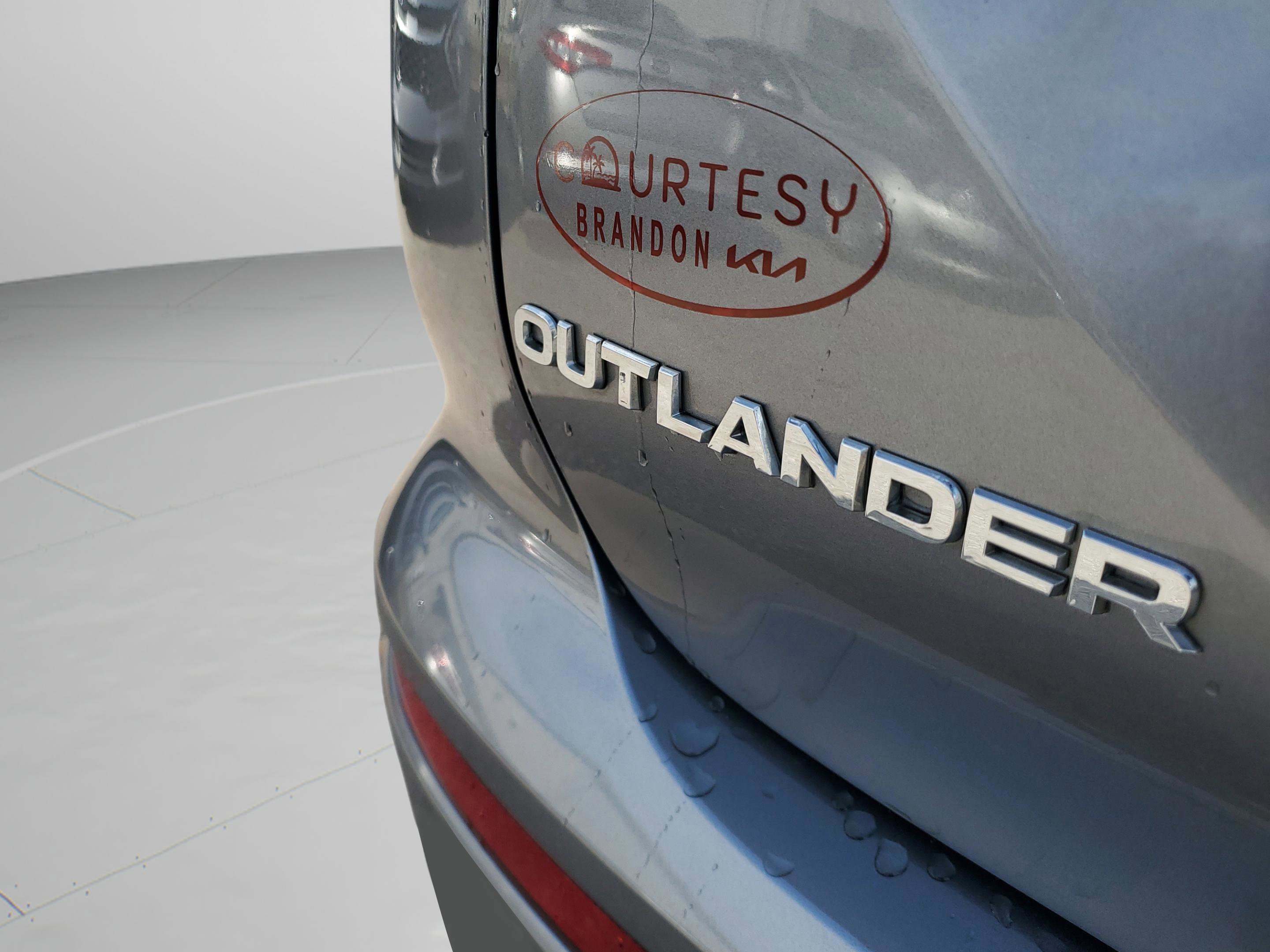 Used 2023 Mitsubishi Outlander SE Black Edition image 32