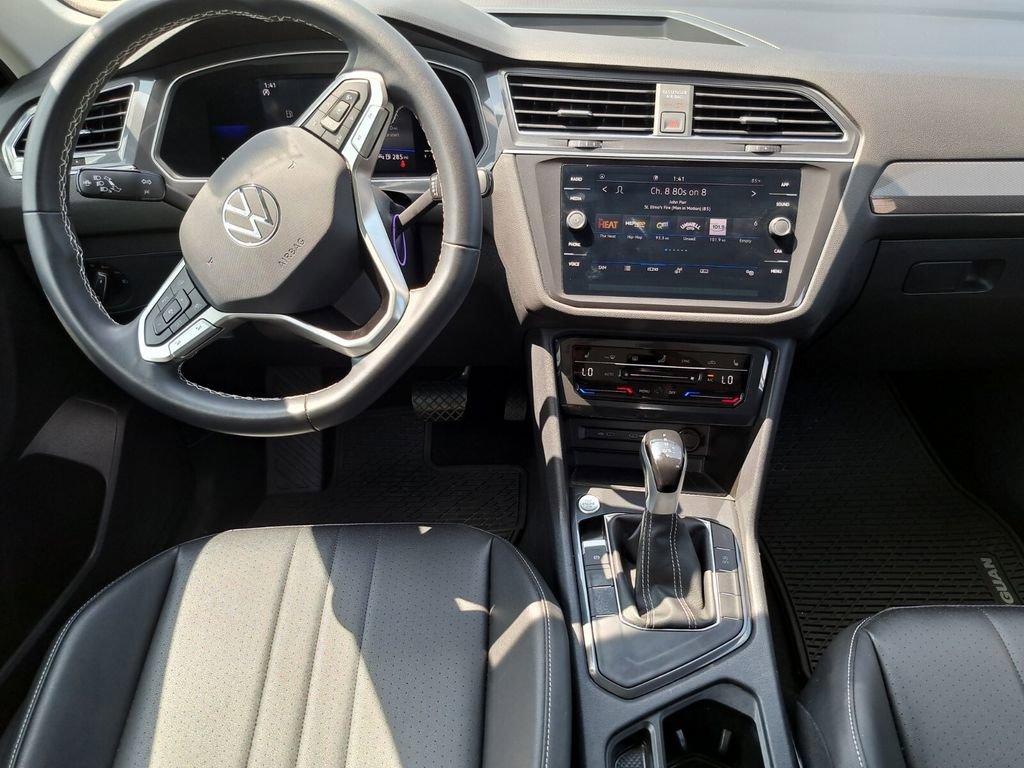 Used 2023 Volkswagen Tiguan SE w/ Panoramic Sunroof Package image 21