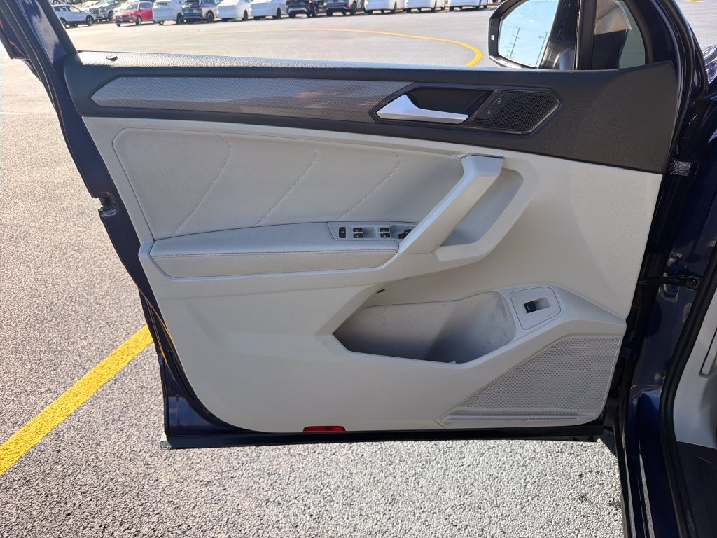 Certified 2022 Volkswagen Tiguan SE w/ Panoramic Sunroof Package AWD/4WD image 9