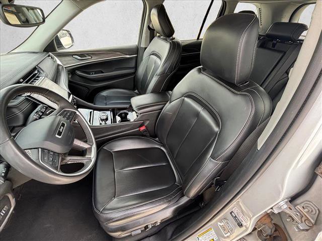 Used 2023 Jeep Grand Cherokee Limited image 17