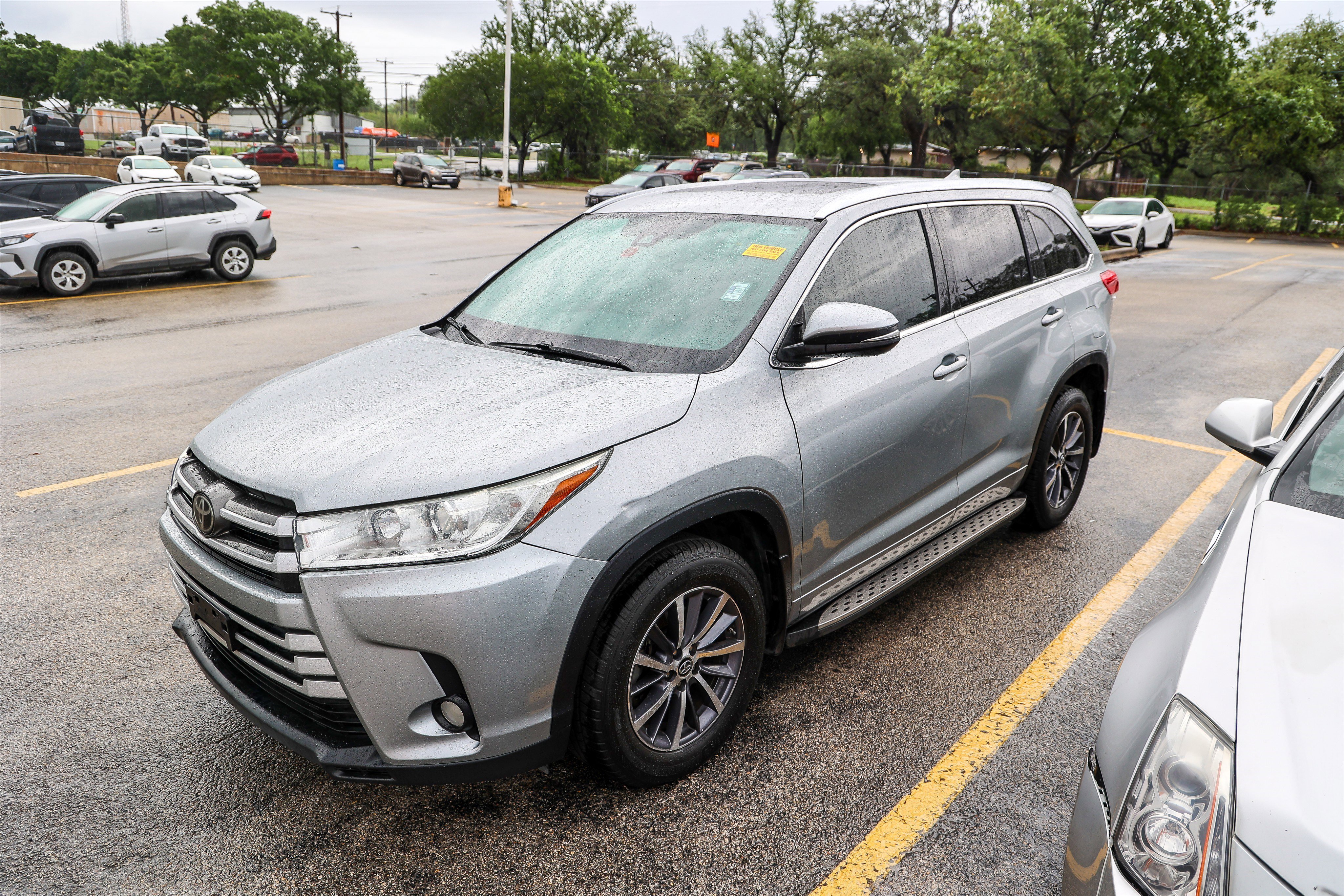 Used 2017 Toyota Highlander XLE FWD image 3