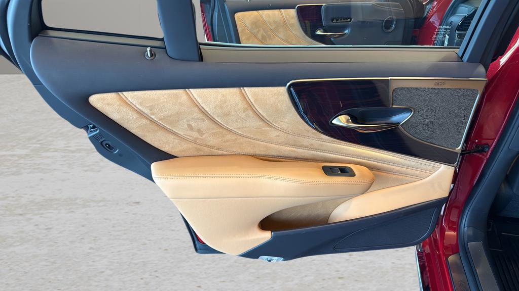 Certified 2025 Lexus LS 500 AWD w/ Luxury Package image 14