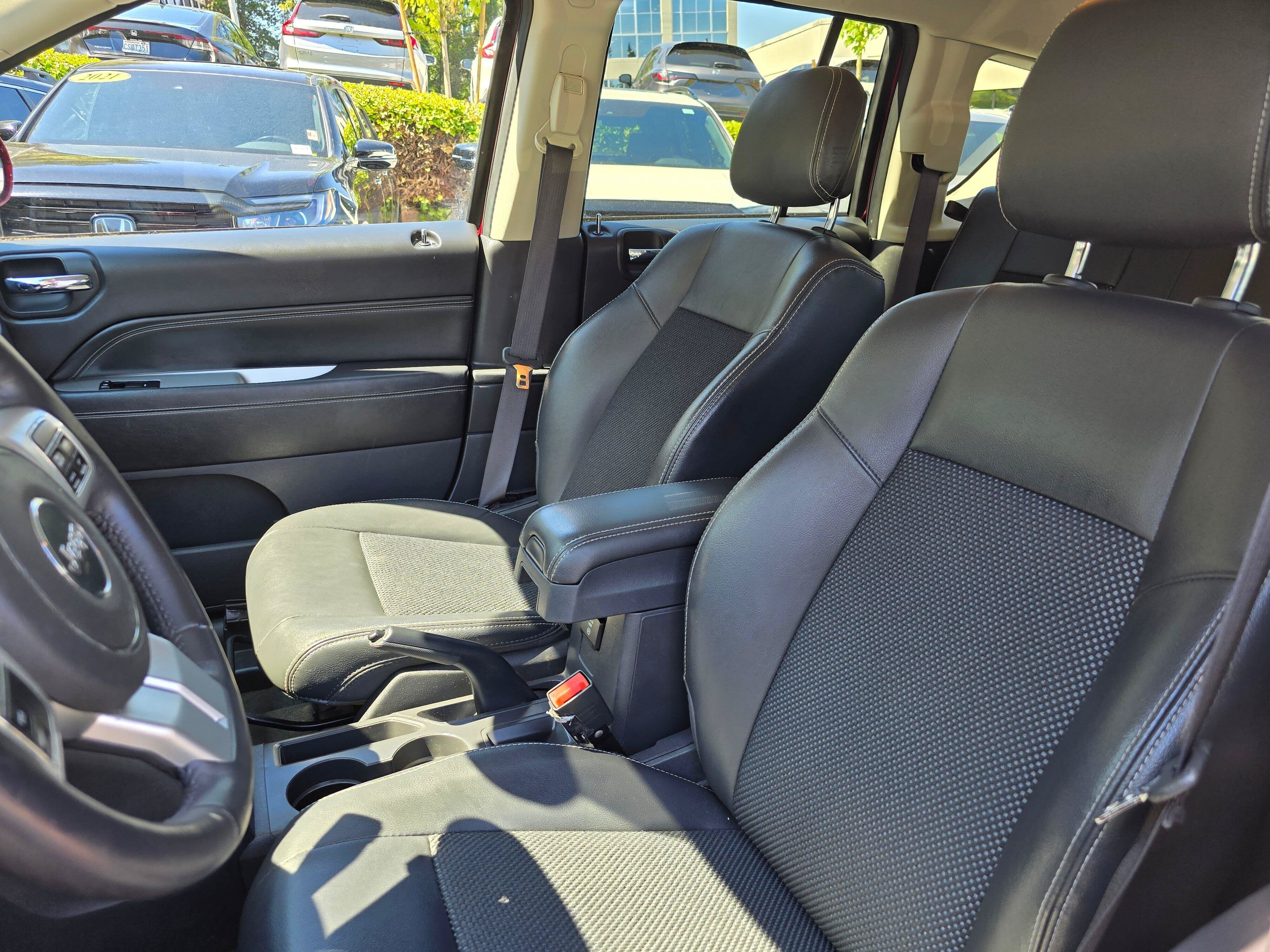 Used 2017 Jeep Compass Latitude FWD image 21