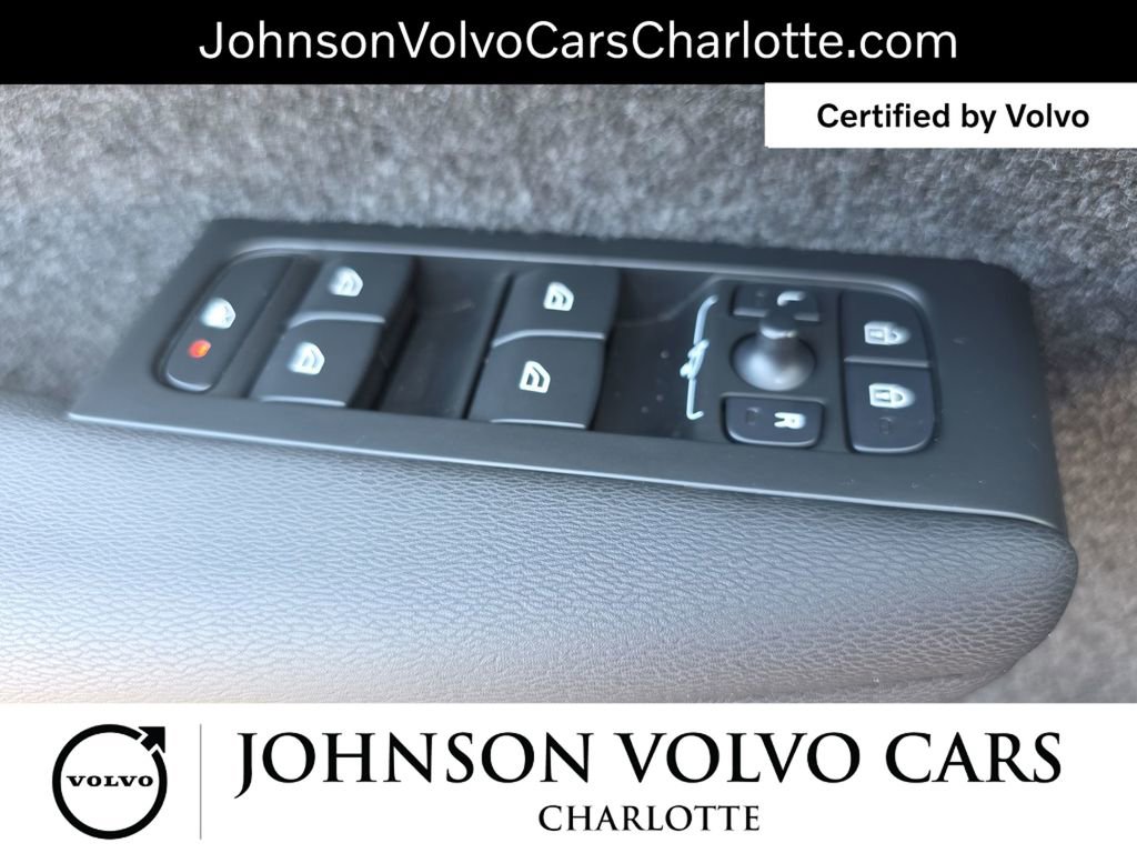 Used 2025 Volvo XC40 B5 Core image 30