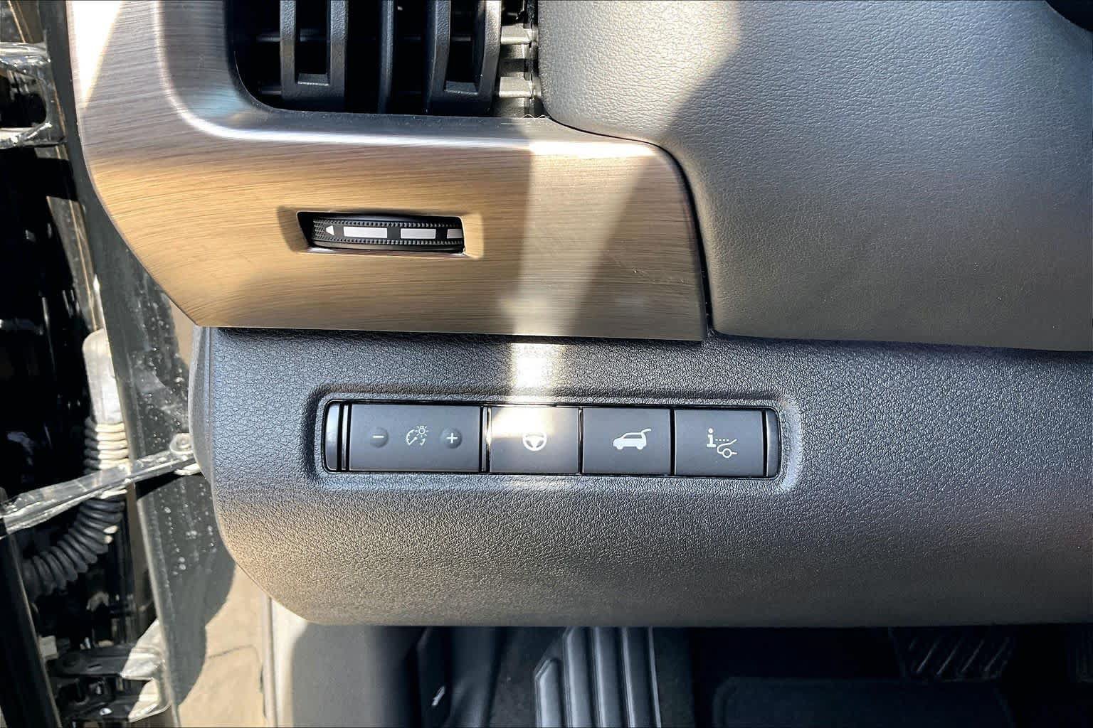 Certified 2024 Nissan Pathfinder Platinum FWD image 33