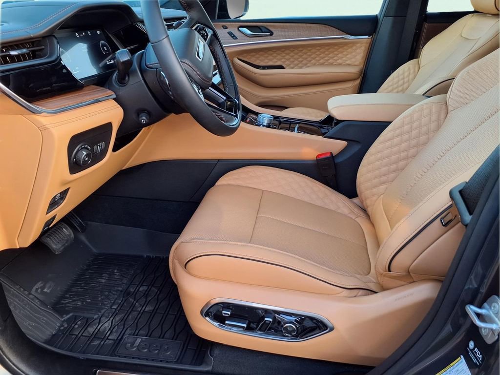 New 2026 Jeep Grand Cherokee Summit image 12