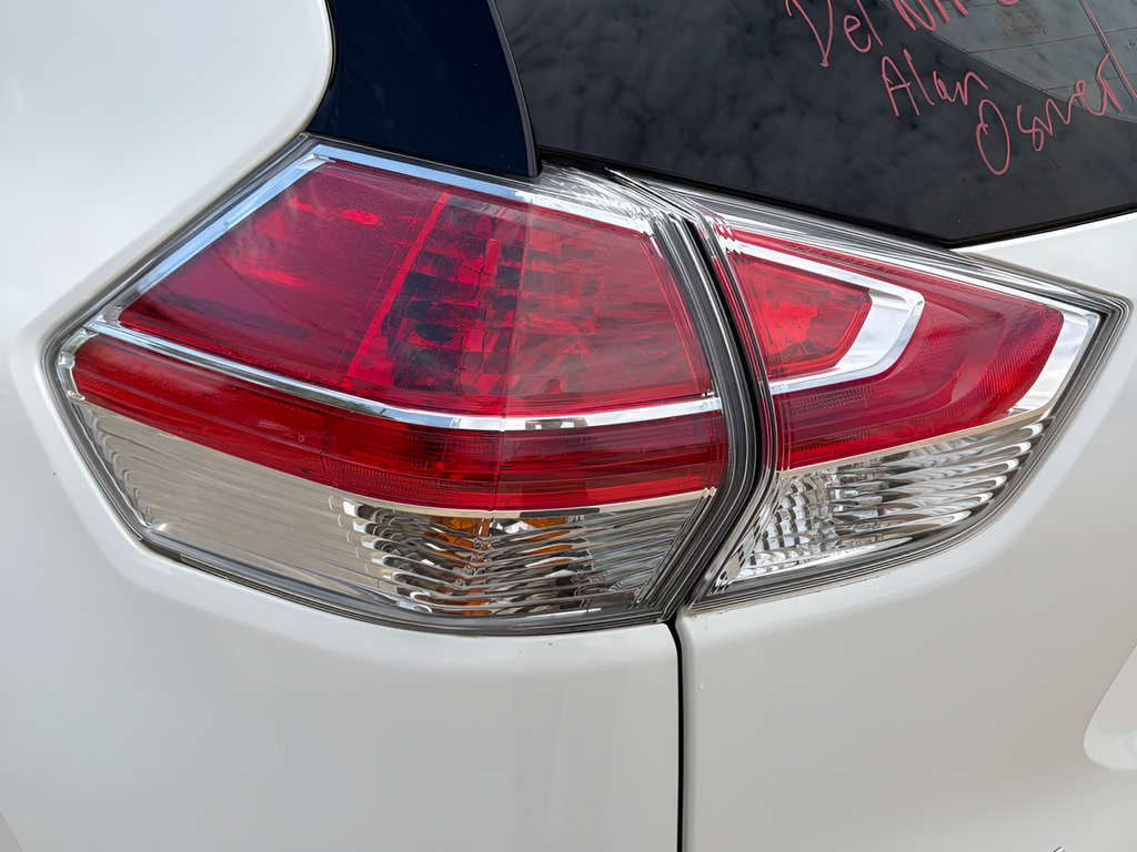 Used 2016 Nissan Rogue S FWD image 18