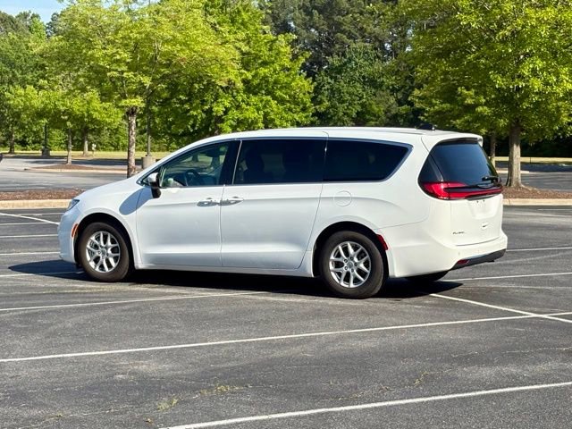Used 2023 Chrysler Pacifica Touring-L FWD image 4