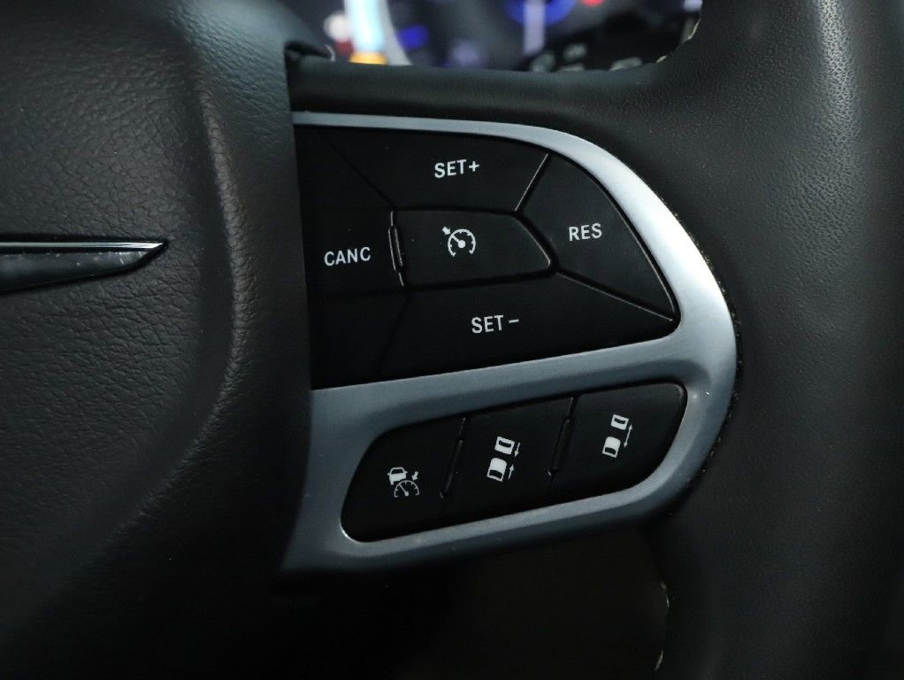 Used 2023 Chrysler Pacifica Touring-L FWD image 21