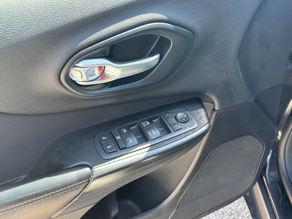 Used 2014 Jeep Cherokee Latitude AWD/4WD image 16