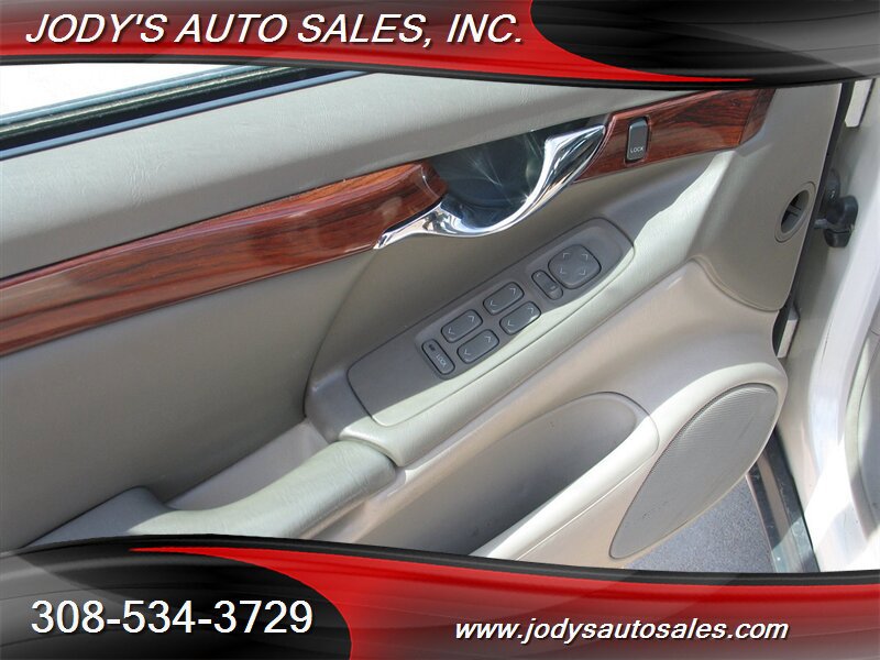 Used 2002 Cadillac De Ville image 3