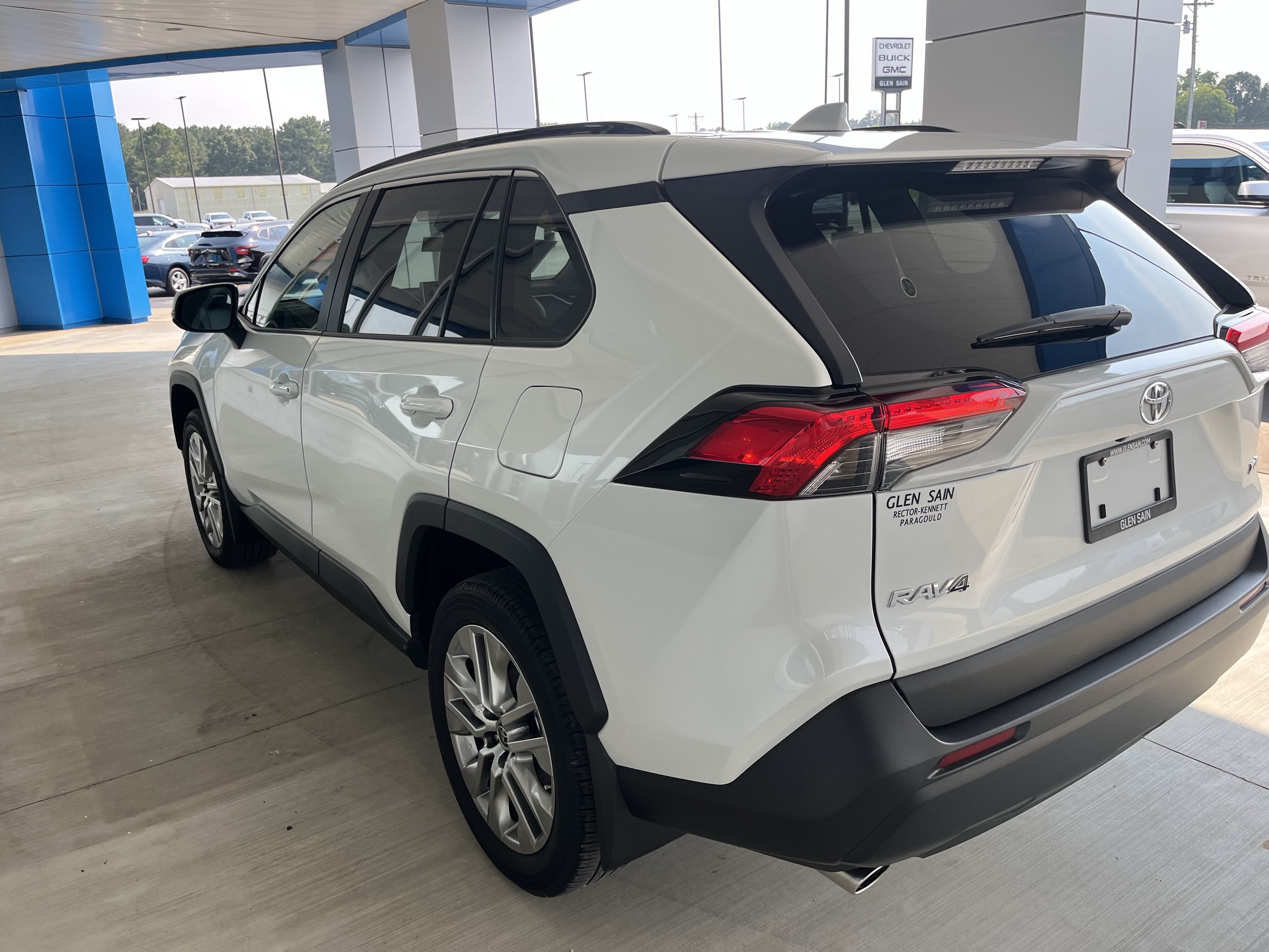 Used 2023 Toyota RAV4 XLE Premium FWD image 9