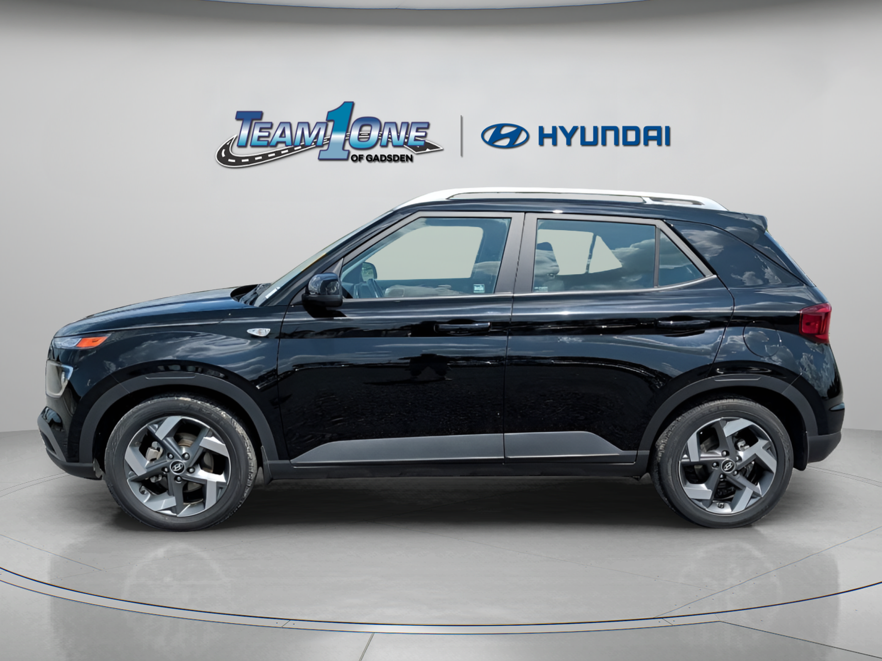 Used 2021 Hyundai Venue SEL FWD image 5