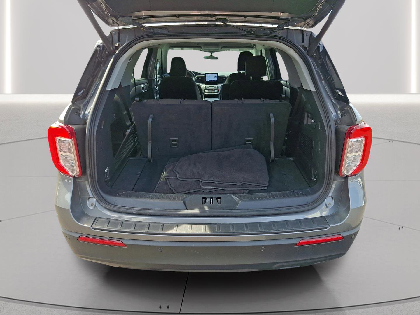 Used 2023 Ford Explorer XLT image 28