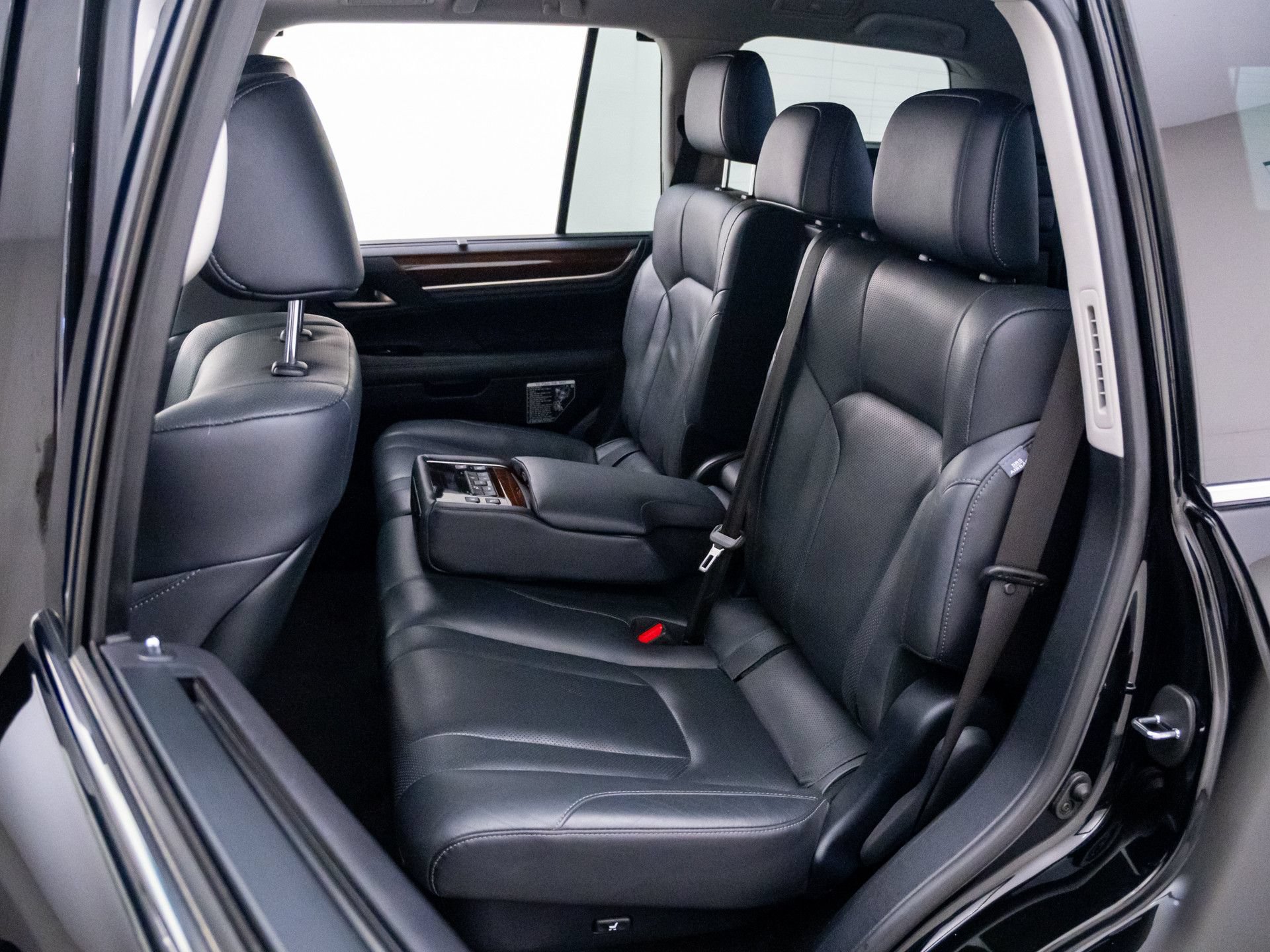 Used 2020 Lexus LX 570 4WD w/ Luxury Package image 17